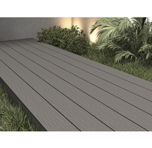 Terrasse avec lames de terrasse grises et plantes