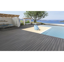 Terrasse avec dalles en bois, piscine et vue sur la mer
