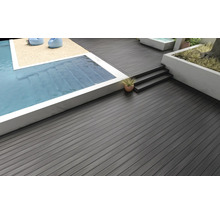 Terrasse avec piscine et lames de terrasse en WPC