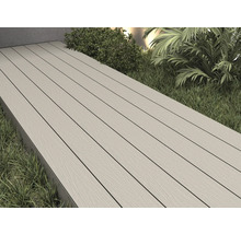 Terrasse mit Dielen aus Holzverbundwerkstoff im Garten