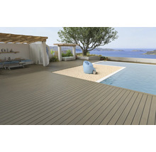 Terrasse mit Holzboden, Pool und Meerblick für eine entspannende Atmosphäre im Aussenbereich.