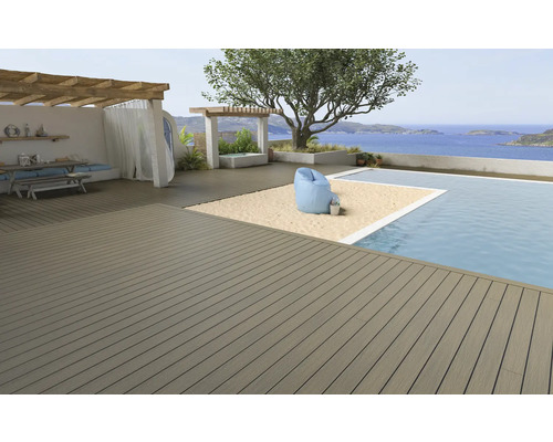 Terrasse mit Holzboden, Pool und Meerblick für eine entspannende Atmosphäre im Aussenbereich.