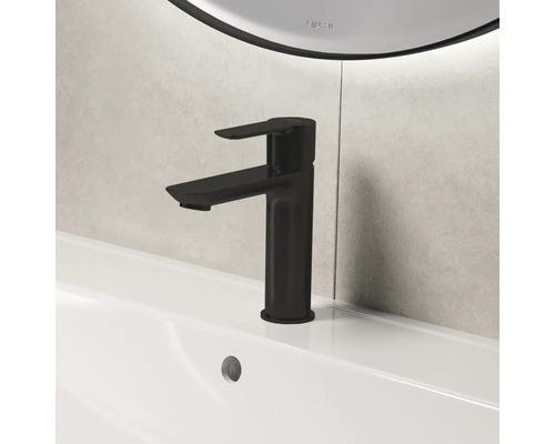 Mitigeur de lavabo noir sur un lavabo