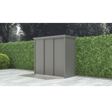 Armoire de jardin avec portes coulissantes devant une haie verte