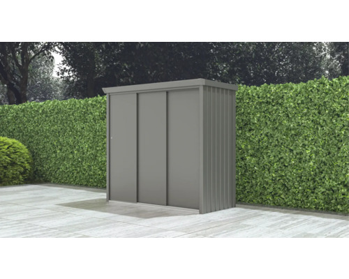 Armoire de jardin avec portes coulissantes devant une haie verte