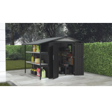 Gartenschuppen mit Regalen und geöffneten Türen im Garten