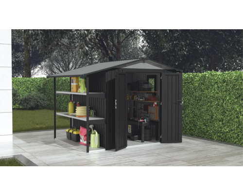 Gartenschuppen mit Regalen und geöffneten Türen im Garten