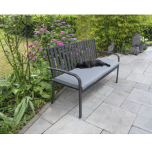 Banc de jardin avec revêtement gris et chat couché dans le jardin.