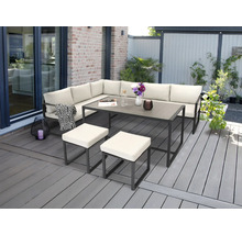 Gartensitzgruppe mit Ecksofa, Tisch und Hockern auf einer Terrasse