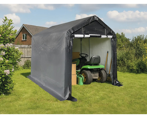 Geräteschuppen mit Rasentraktor im Garten