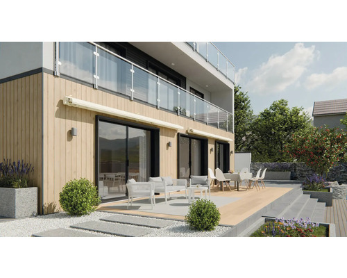 Hausfassade mit Markisen, Terrasse mit Gartenmöbeln und Bepflanzung