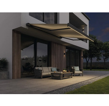 Terrasse avec store et mobilier de jardin devant une maison moderne