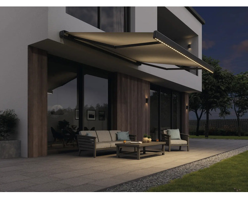 Terrasse avec store et mobilier de jardin devant une maison moderne