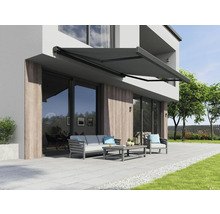 Terrasse avec store et mobilier de jardin devant une maison moderne