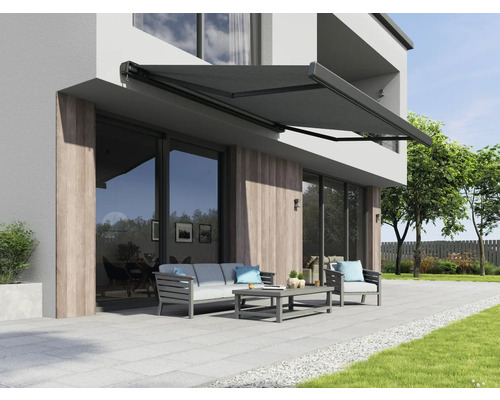 Terrasse avec store et mobilier de jardin devant une maison moderne