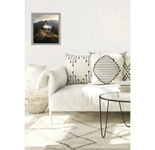 Wohnzimmerdekoration mit gerahmtem Machu Picchu Bild, Sofa und Kissen