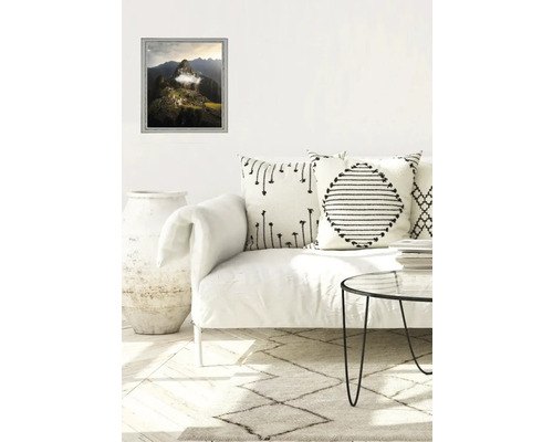 Wohnzimmerdekoration mit gerahmtem Machu Picchu Bild, Sofa und Kissen