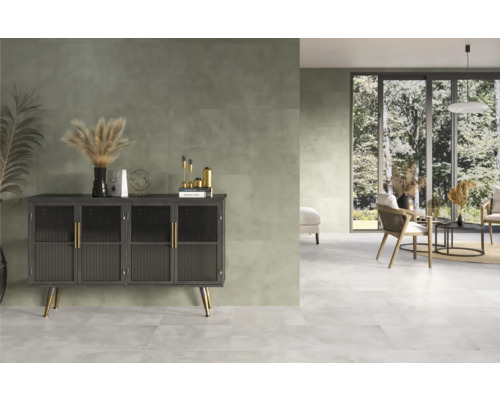 Salon lumineux avec commode, décoration et grande fenêtre