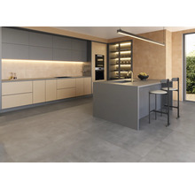 Cuisine moderne avec îlot de cuisine, tabourets de bar et armoires encastrées pour un design de cuisine élégant.