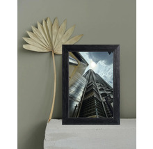 Cadre photo décoratif avec une photo des tours Petronas et une feuille de palmier séchée