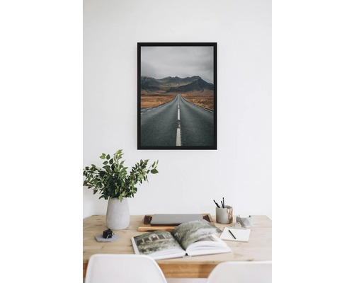 Affiche encadrée d'une route avec des montagnes en arrière-plan