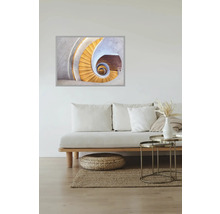 Un salon avec un canapé, un tapis et une photo d'un escalier en colimaçon