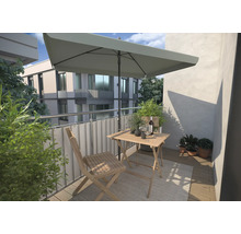 Balkon mit Sonnenschirm, Tisch und Stuhl