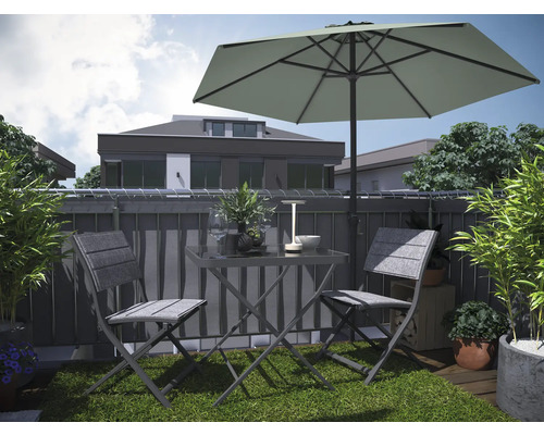 Balkon mit Gartentisch, zwei Stühlen und Sonnenschirm