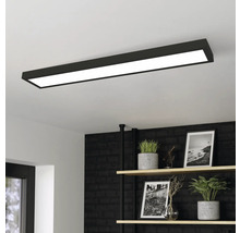 Deckenleuchte in einem modernen Raum mit Regalen und Dekoration.