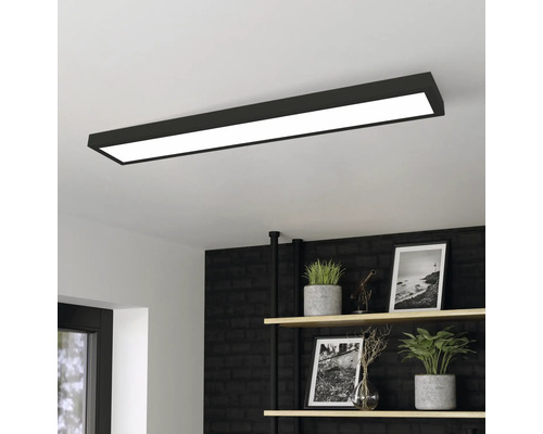 Deckenleuchte in einem modernen Raum mit Regalen und Dekoration.