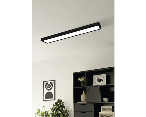 Plafonnier dans une pièce lumineuse avec une étagère