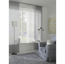 Salon avec rideaux coulissants, fauteuil, lampadaire et tapis