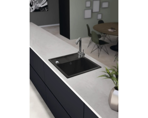 Schwarzes Spülbecken mit Armatur in einer modernen Küche.