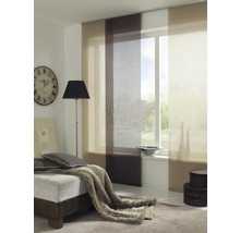 Salon avec rideaux coulissants devant la fenêtre, une horloge au mur et un lit avec des coussins