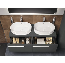 Double lavabo avec meuble sous-vasque et deux tiroirs ouverts dans la salle de bain
