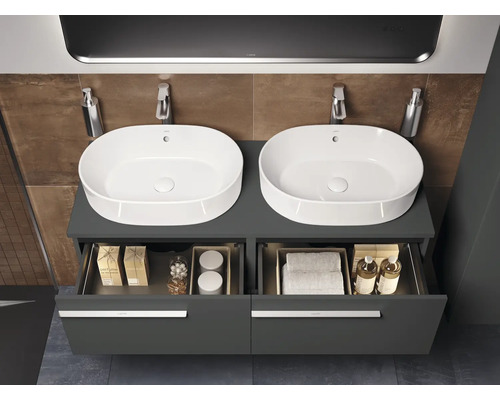 Double lavabo avec meuble sous-vasque et deux tiroirs ouverts dans la salle de bain