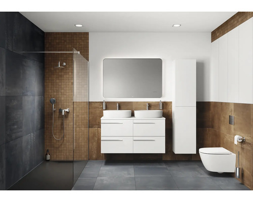 Salle de bain avec douche, double vasque, miroir et toilettes