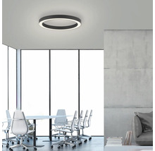 Espace de bureau avec plafonnier rond, table de conférence et chaises