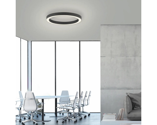 Espace de bureau avec plafonnier rond, table de conférence et chaises