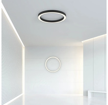 Plafonnier dans une pièce lumineuse avec un décor moderne.