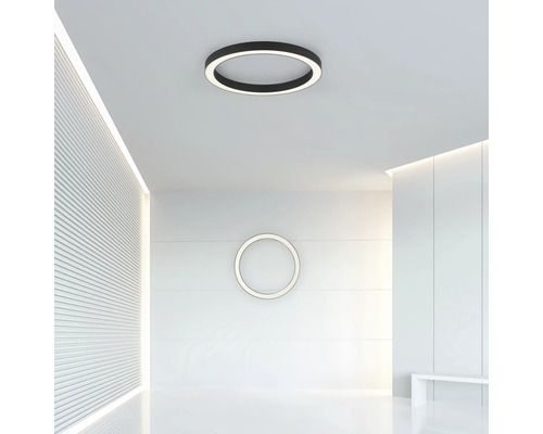 Plafonnier dans une pièce lumineuse avec un décor moderne.