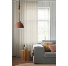 Salon avec rideau, lampe et canapé pour une ambiance lumineuse et conviviale.