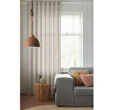 Salon avec canapé gris, table d'appoint en bois, rideaux et suspension