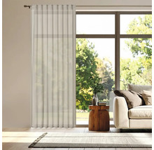 Salon avec rideau clair devant une fenêtre