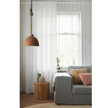 Salon avec canapé, rideau, suspension et table d'appoint en bois