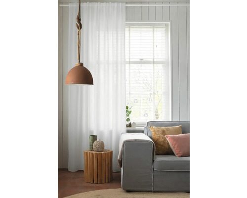 Salon avec canapé, rideau, suspension et table d'appoint en bois