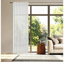 Salon lumineux avec fenêtres, canapé et rideau