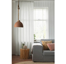 Salon avec canapé, table d'appoint en bois, rideau et suspension