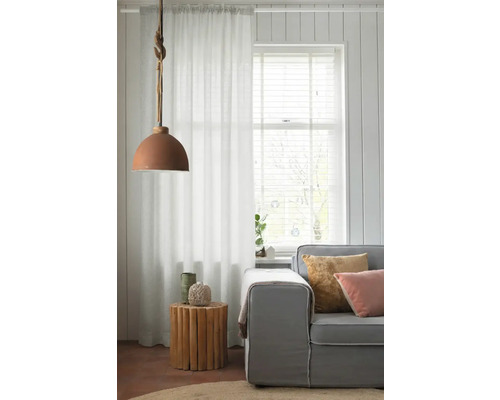 Salon avec canapé, table d'appoint en bois, rideau et suspension