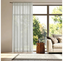 Salon avec rideau devant la fenêtre, canapé et tapis